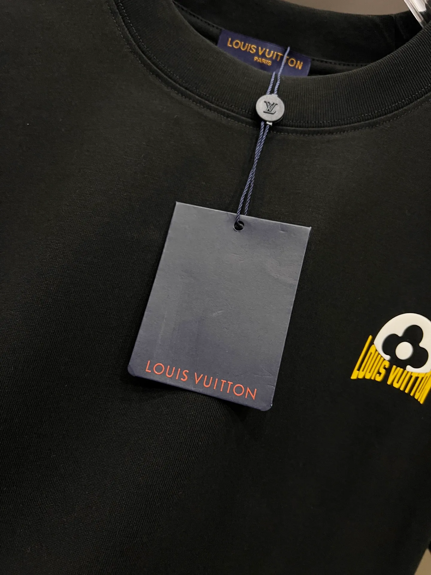 🅿️190 1v Louis* 2025 autumn and winter new style, classic letter three-dimensional foam printing technology design, high-end version! Highly breathable and comfortable, customized double yarn plain cotton fabric. Short-sleeved T-shirt. Same style for men and women. Sizes S M L XL XXL Five sizes black white
